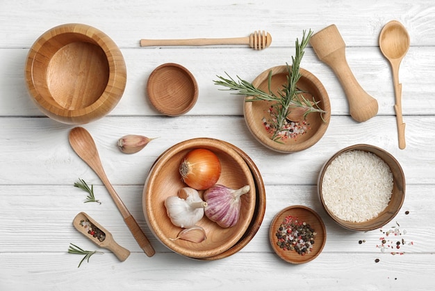 misa świeżych składników na drewnianym stole